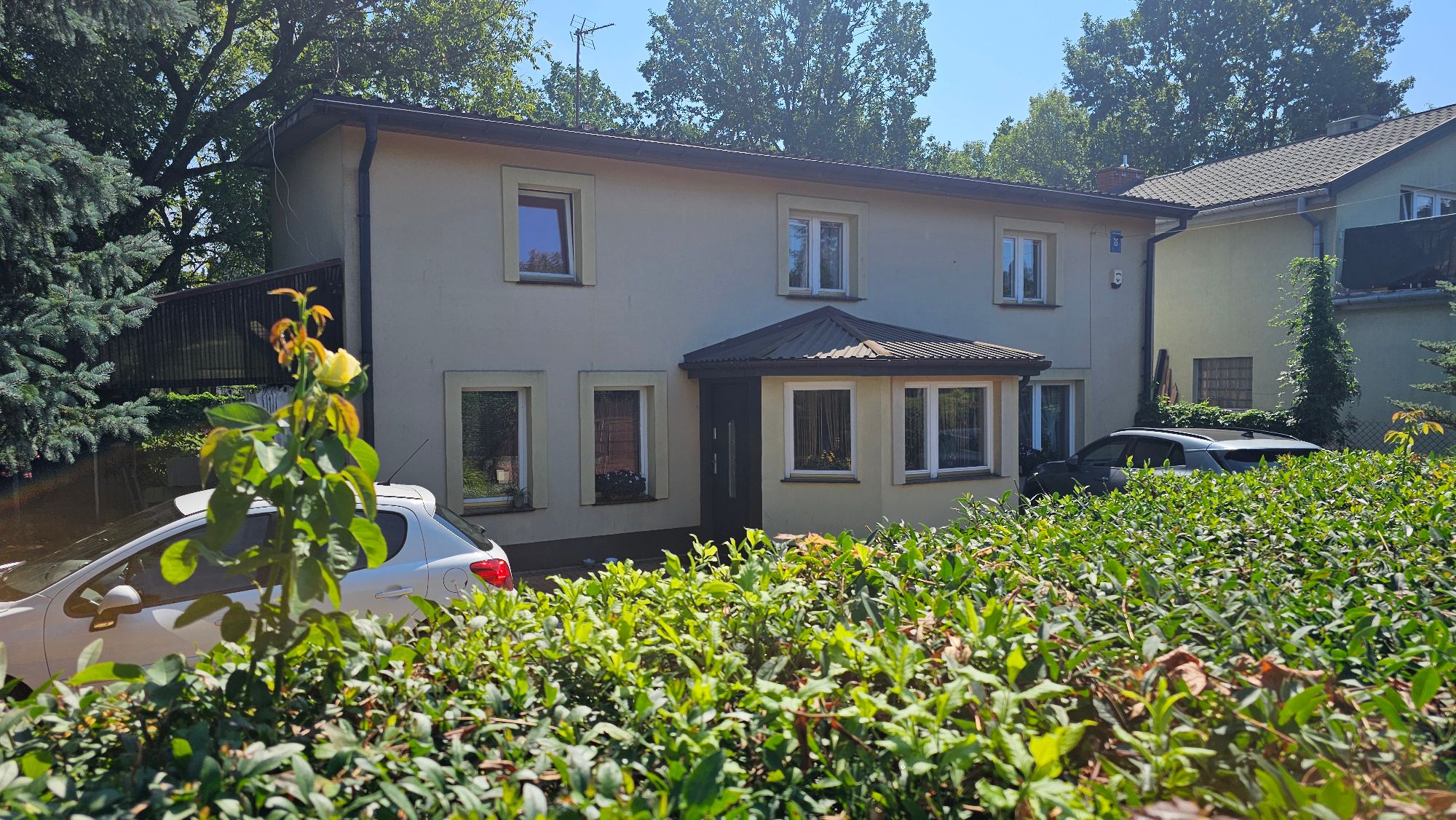 Budynek mieszkalny, prostokątny, otynkowany. Dach jednospadowy. Z przodu wiatrołap. Do budynku przylega zadaszony taras.