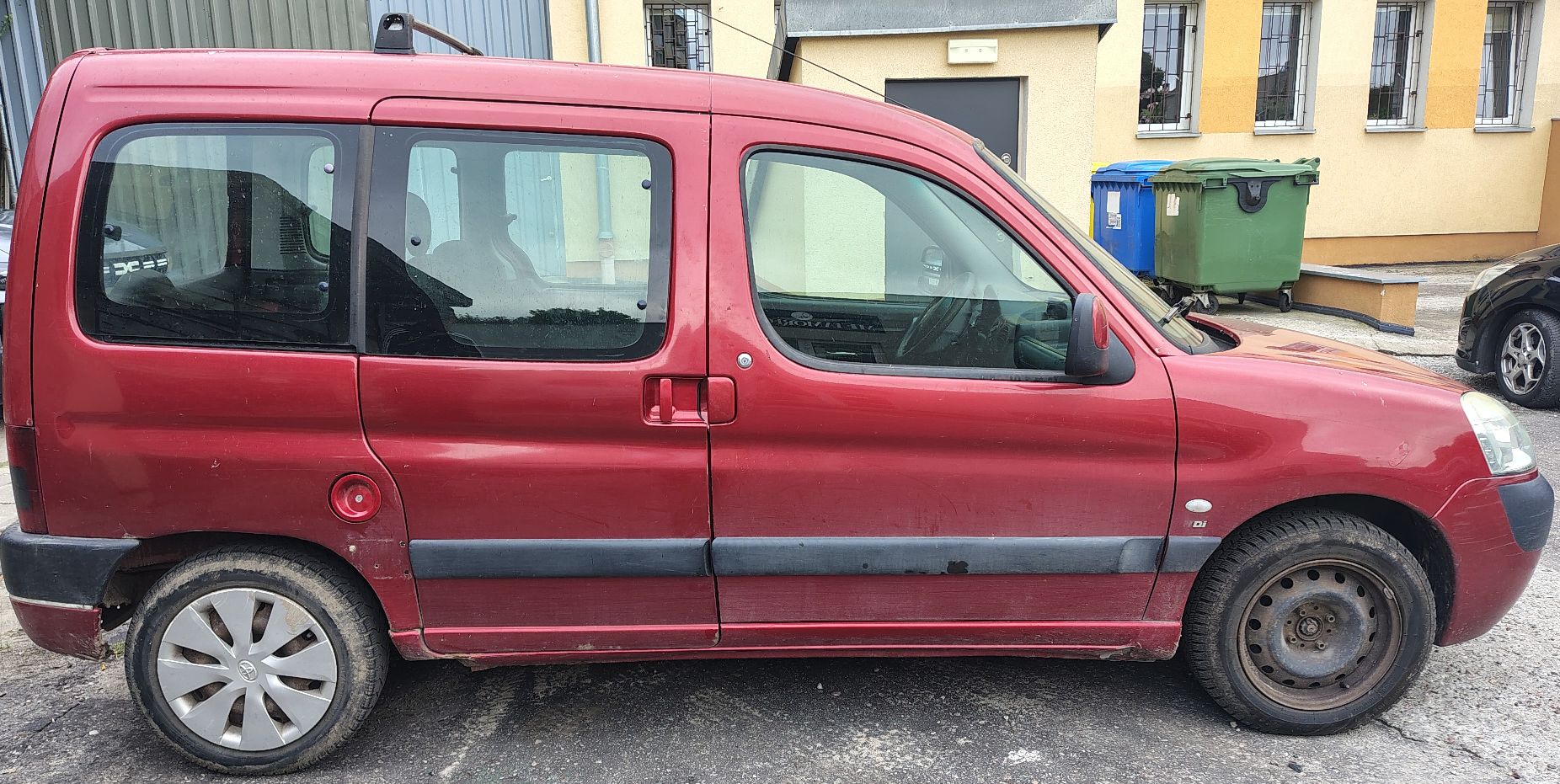 Widok zewnątrz od prawego boku; brak części listy bocznej przy korku od wlewu paliwa, skorodowany próg, brak przedniego kołpaka.