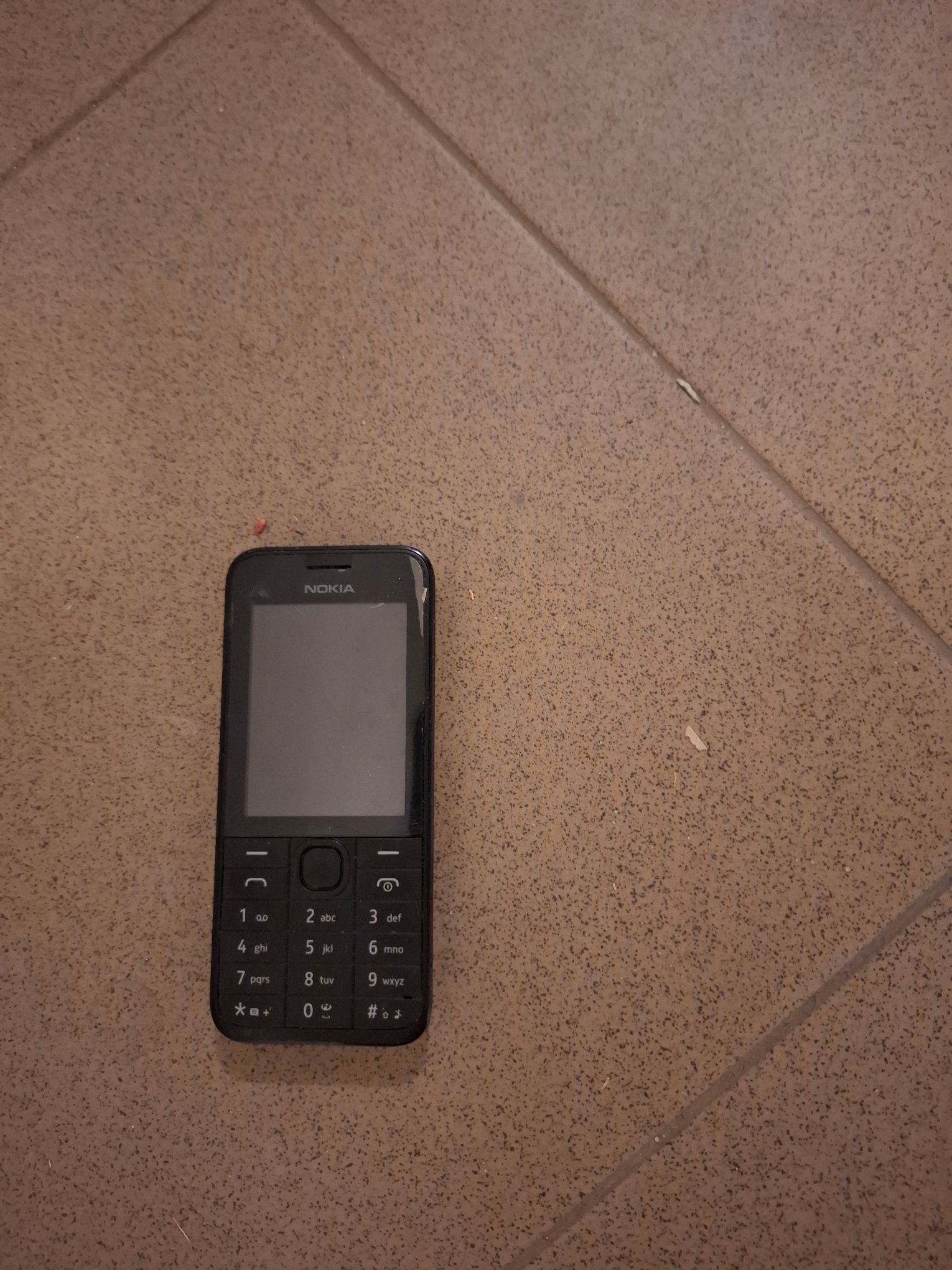 Na zdjęciu znajduje się klasyczny telefon klawiszowy komórkowy model Nokia 208