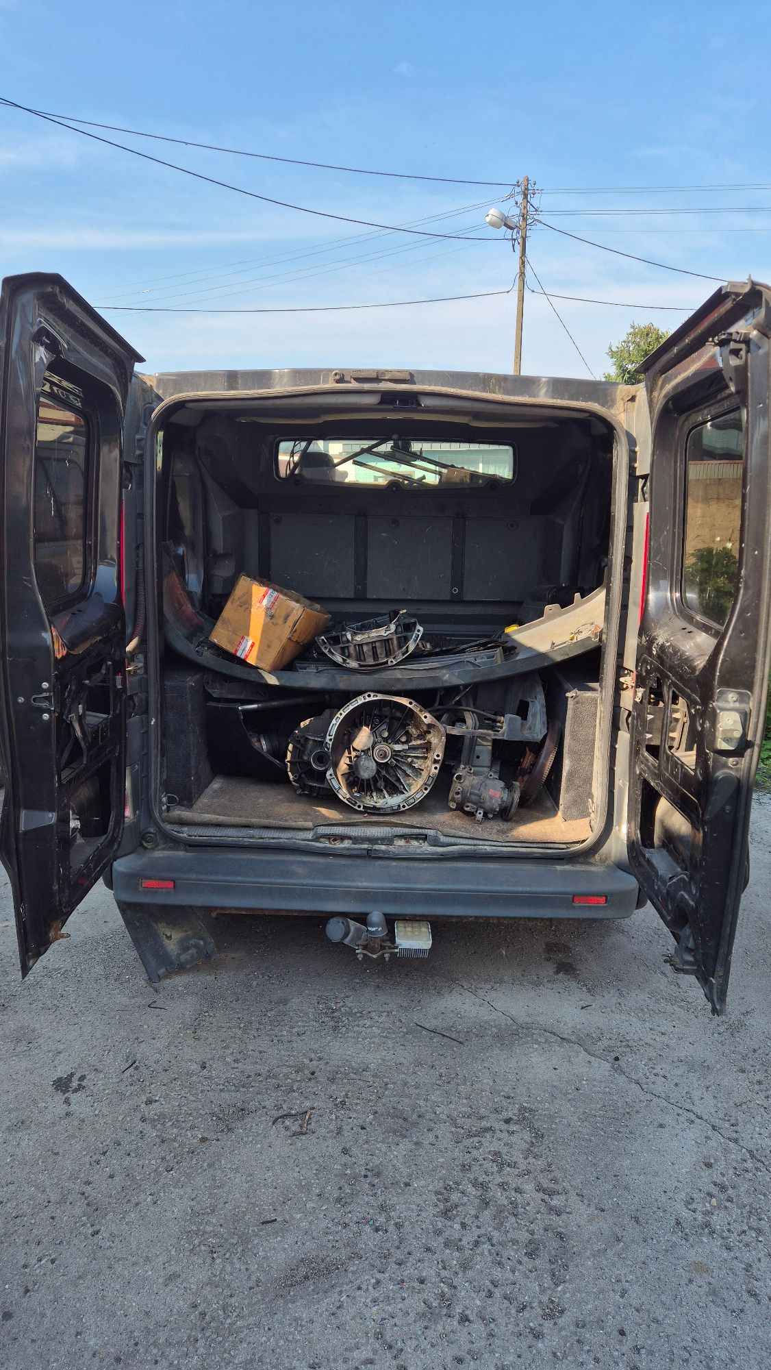 Przestrzeń ładunkowa Renault Trafic wypełniona głównymi częściami silnika.