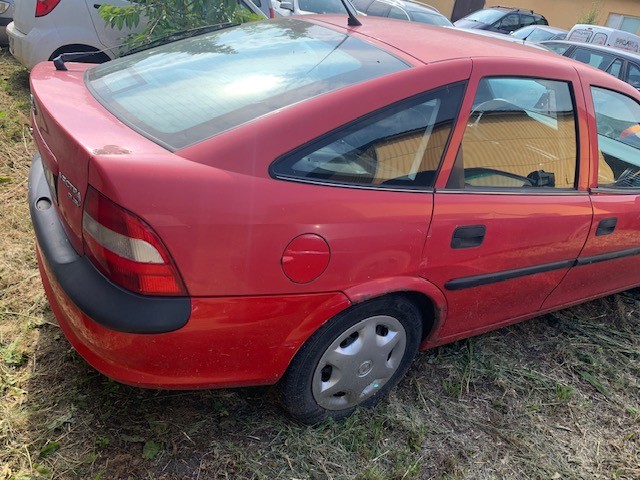 Auto na zdjęciu to Opel Vectra B w wersji nadwozia typu liftback (często nazywanej też hatchbackiem 5-drzwiowym).