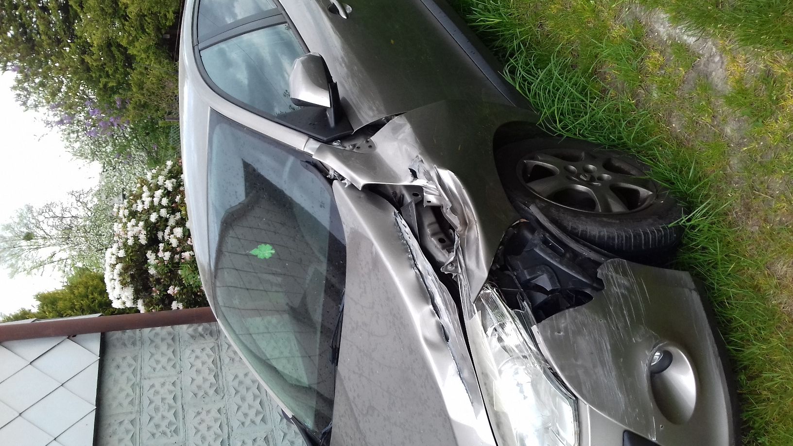 lewy przedni błotnik z uszkodzeniem zderzaka, błotnika i maski