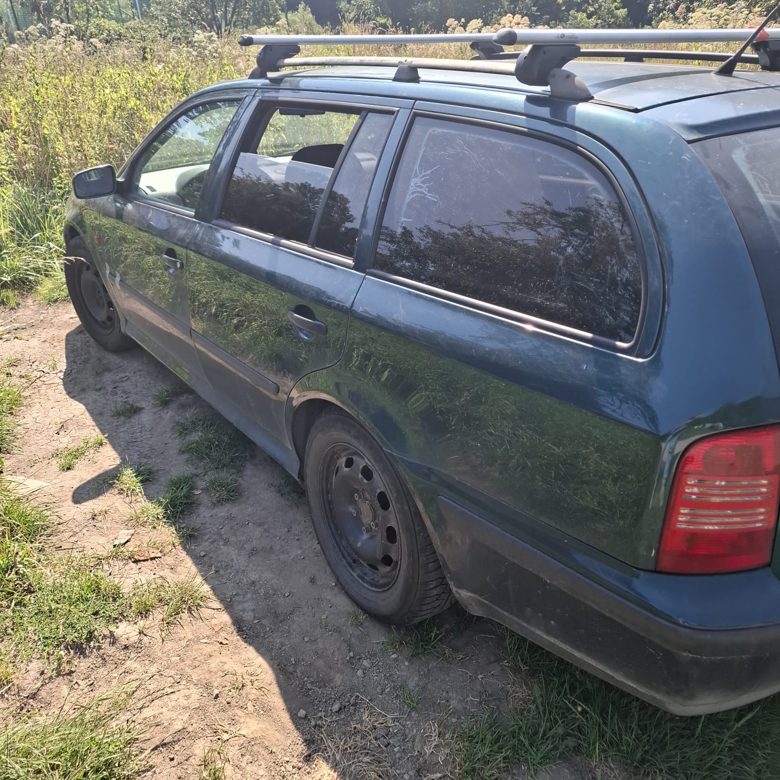 Lewy bok samochodu kombi marki Skoda Octavia.