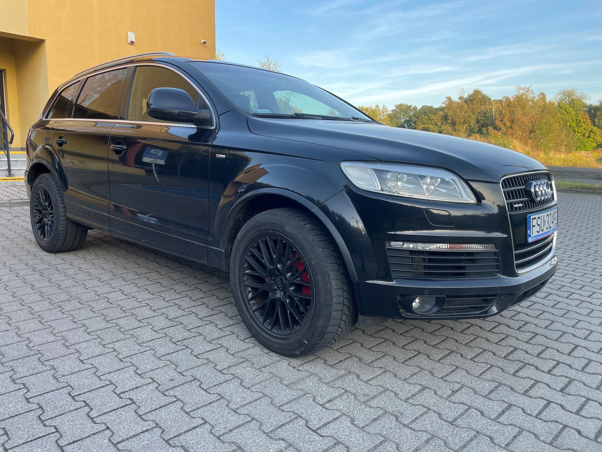 Prawy bok i przód pojazdu Audi Q7.