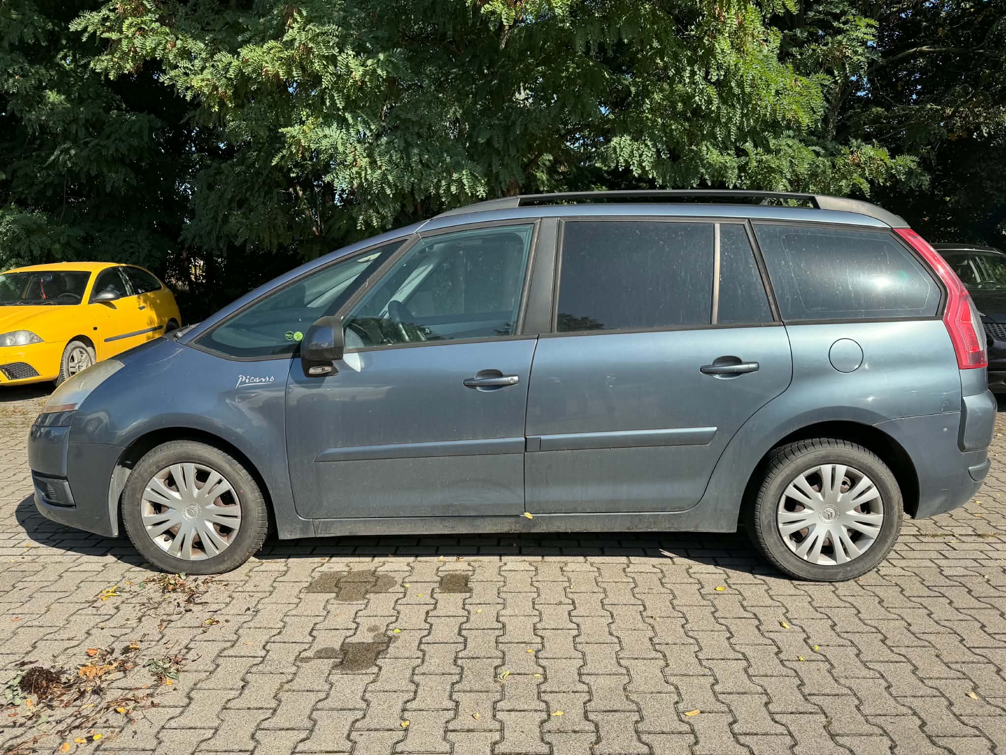Pojazd nieuszkodzony w stanie dobrym. W kolorze grafitowym.
