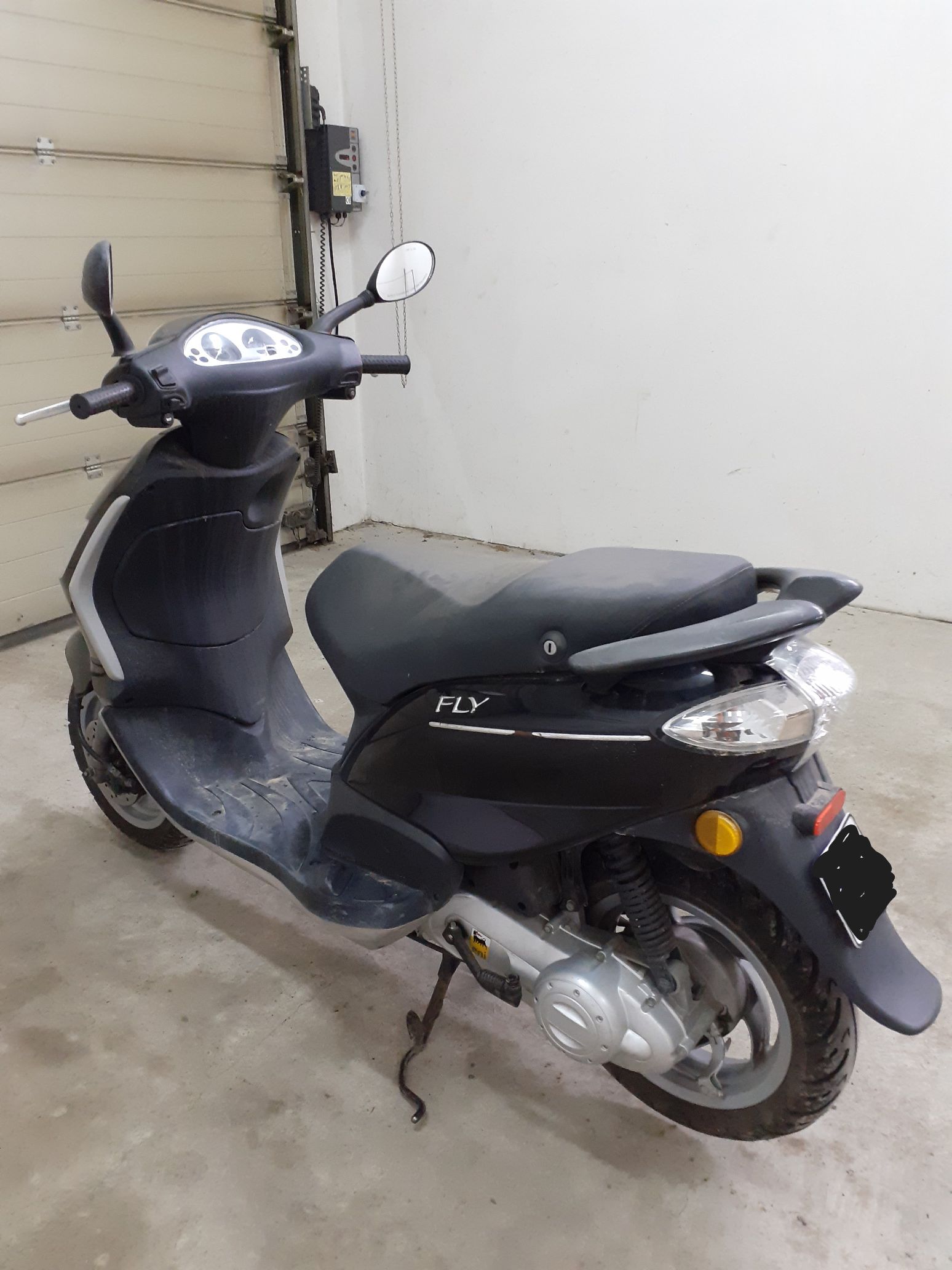 motorower koloru czarnego widok z lewego boku