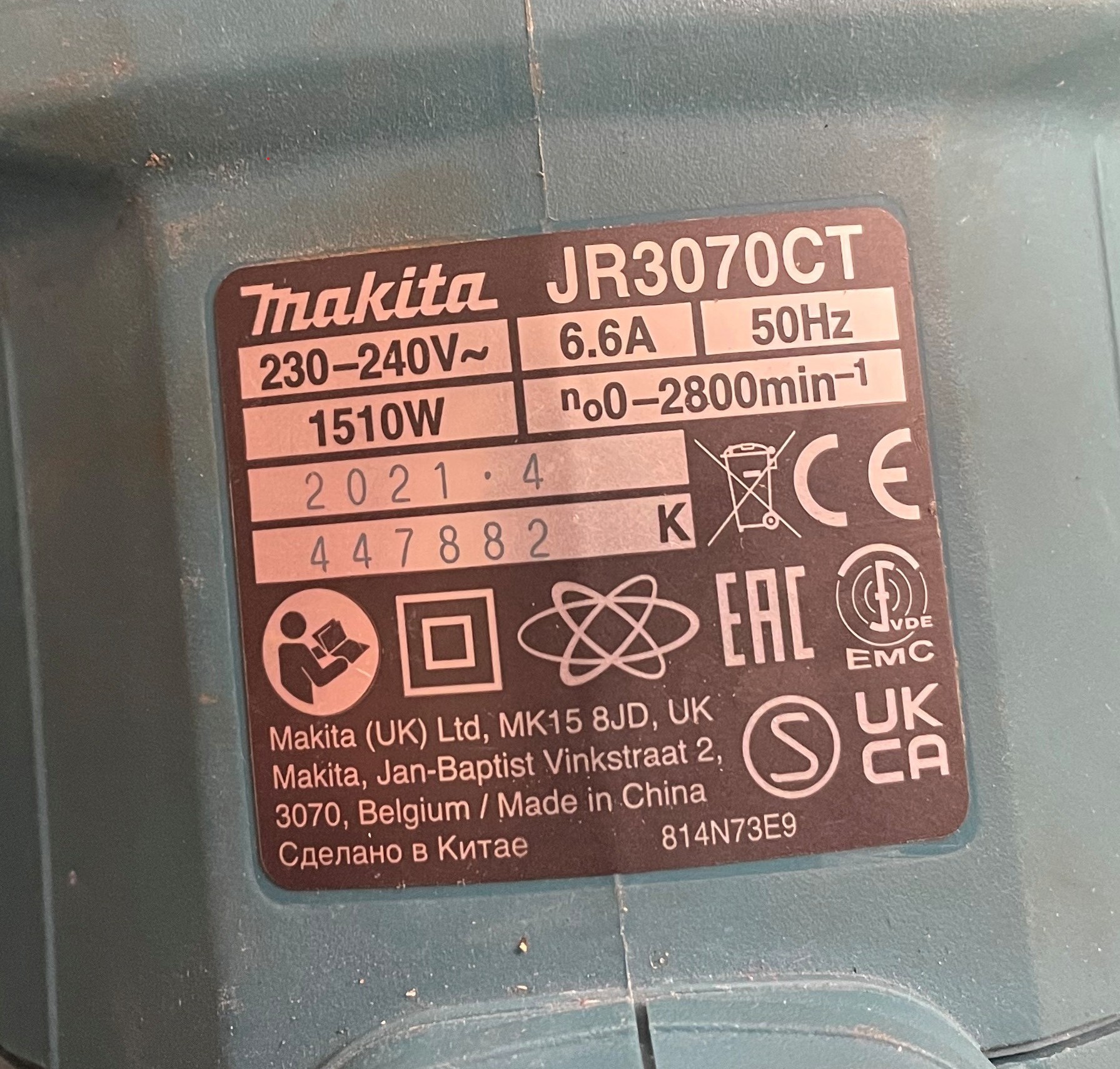 Tabliczka znamionowa piły Makita JR3070CT o mocy 1510W