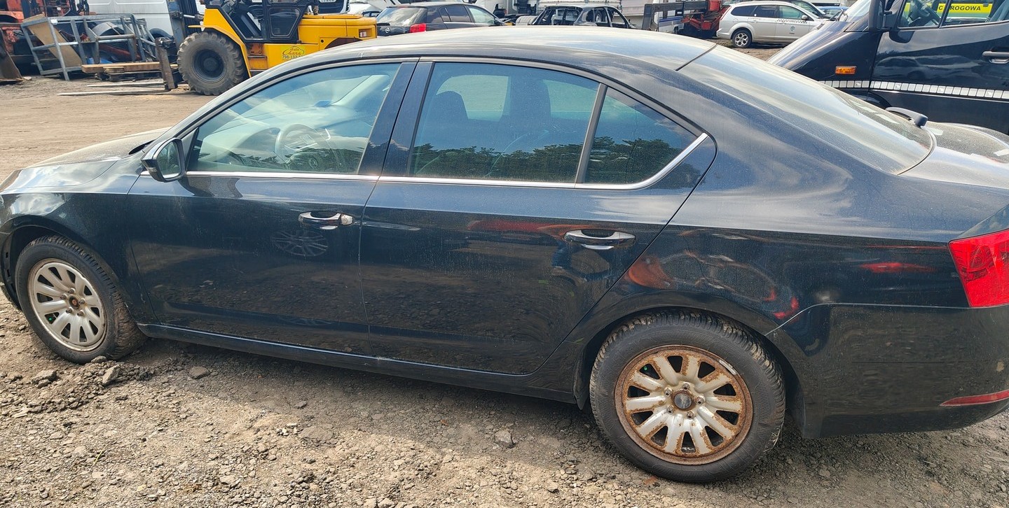 samochód osobowy marki skoda koloru czarnego lewa strona