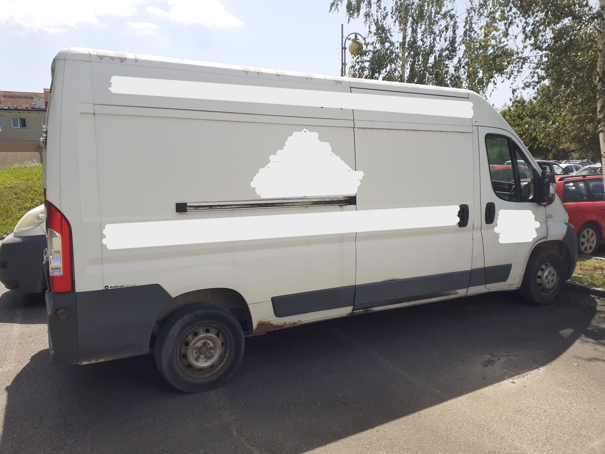Fiat Ducato koloru białego. Prawy bok.