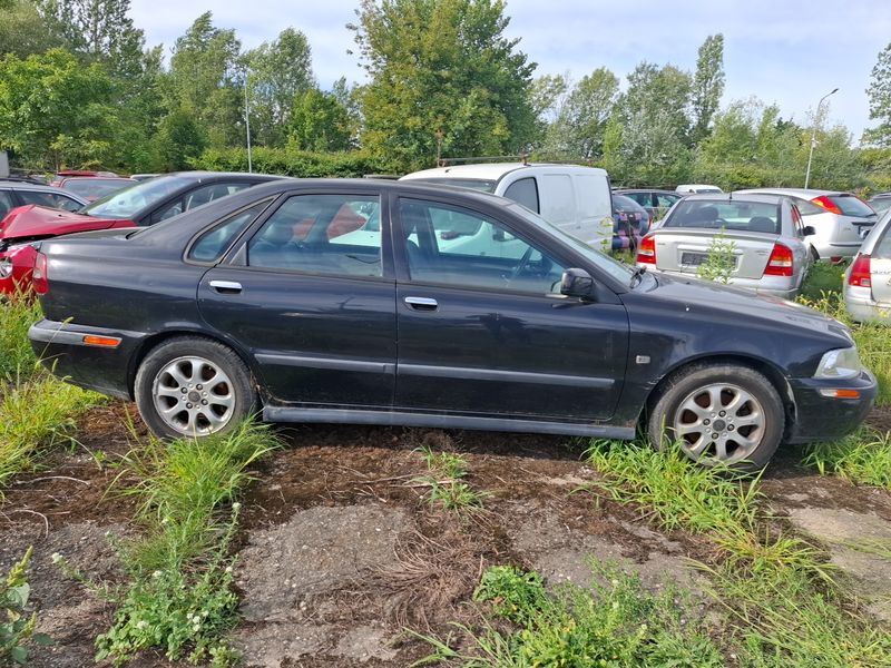 Samochód osobowy w wersji sedan koloru czarnego widoczny z prawej strony.