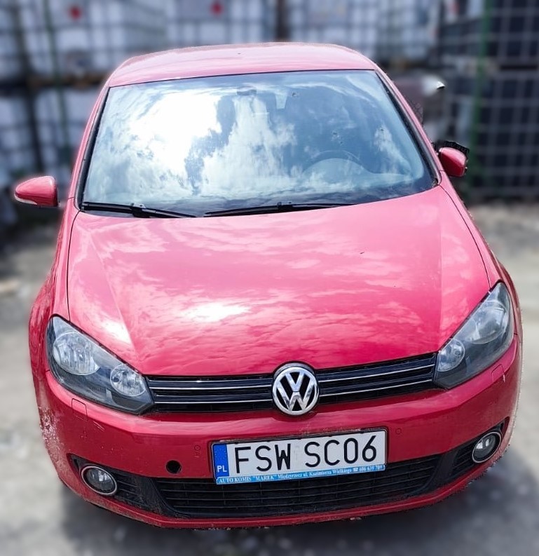 Przód czerwonego Volkswagena Golfa bez widocznych uszkodzeń