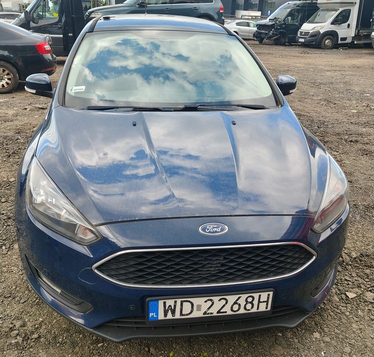 samochód osobowy marki ford koloru niebieskiego przód