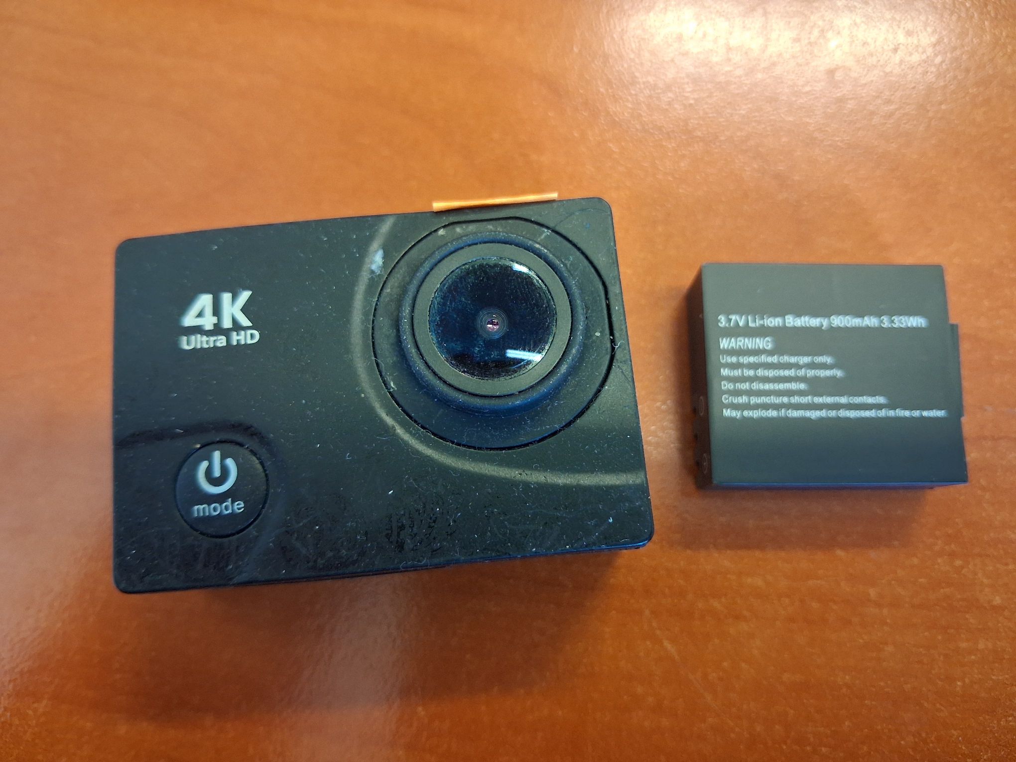 Widok przedniej części kamery 4K Ultra HD wraz z baterią