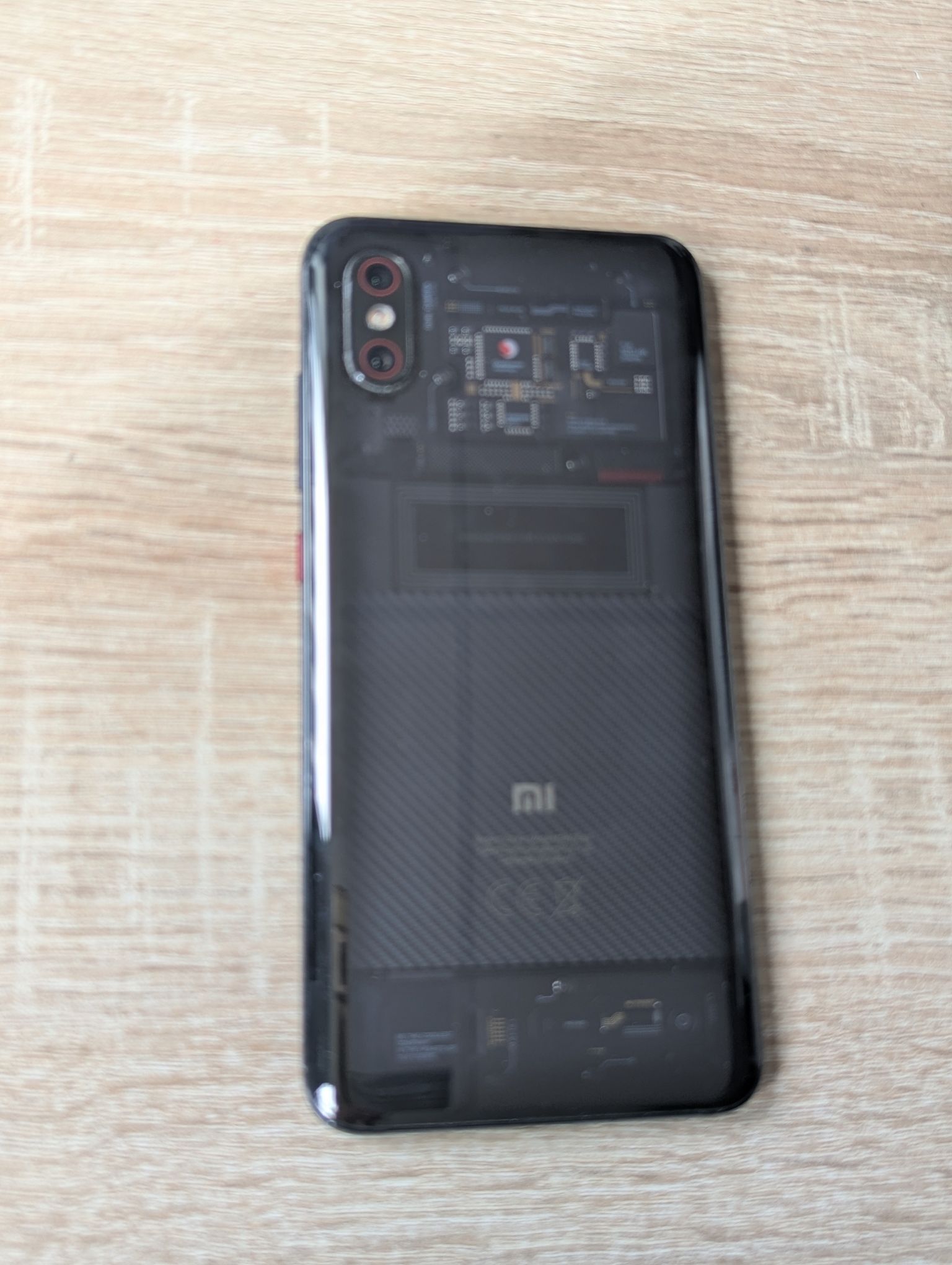 Zdjęcie tyłu czarnego telefonu