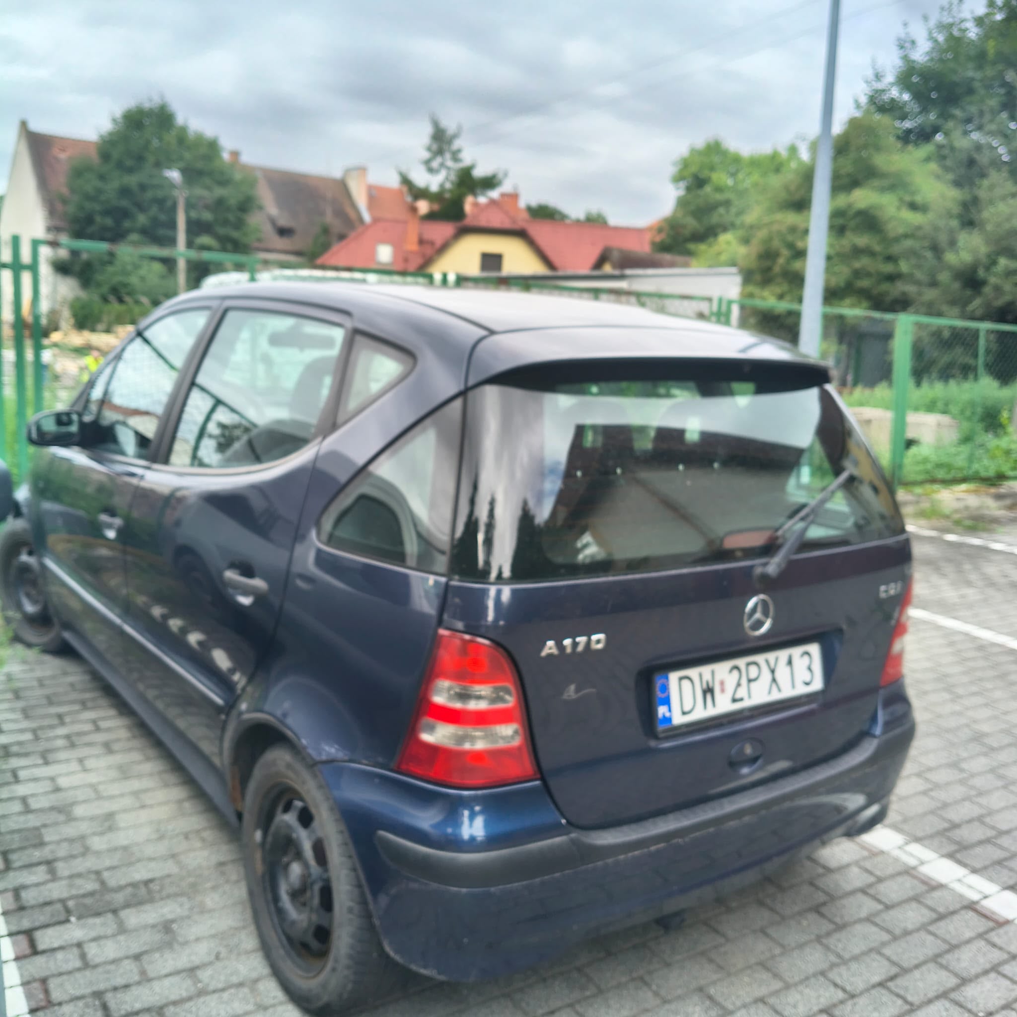 Widok pojazdu z tyłu, z widoczną tablicą rejestracyjną.