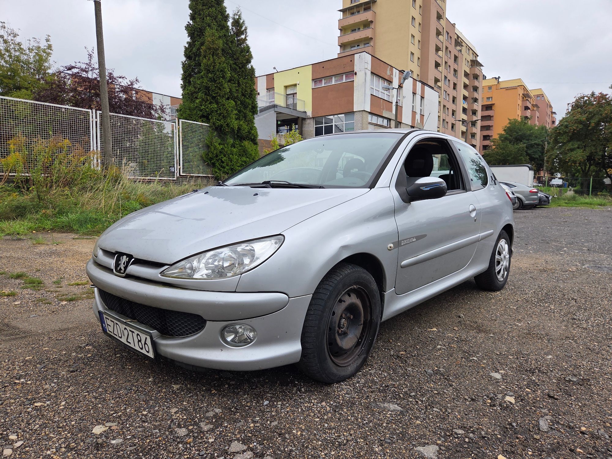 zdjęcie lewego boku pojazdu