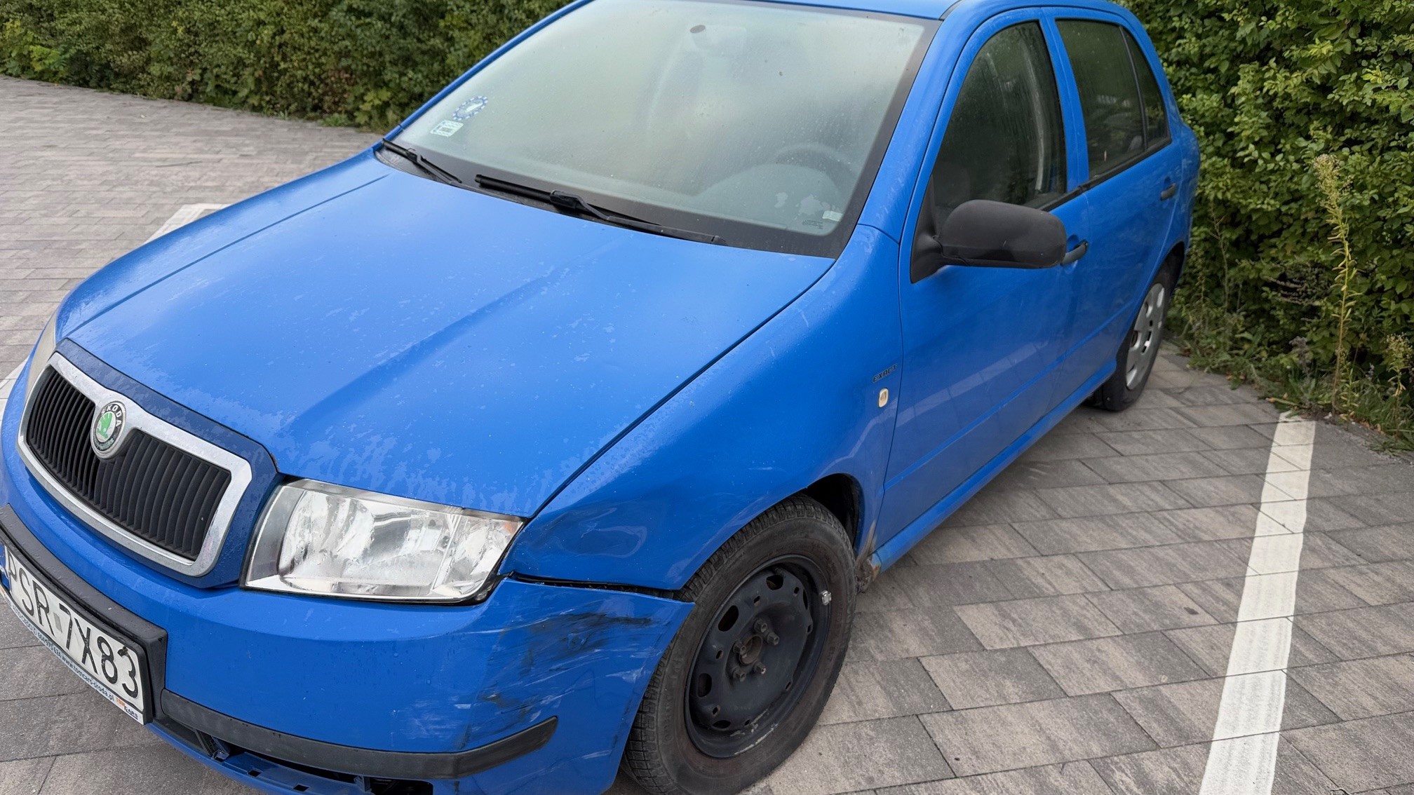 Samochód osobowy Skoda Fabia koloru niebieskiego. Szczegółowe dane dostępne w opisie.