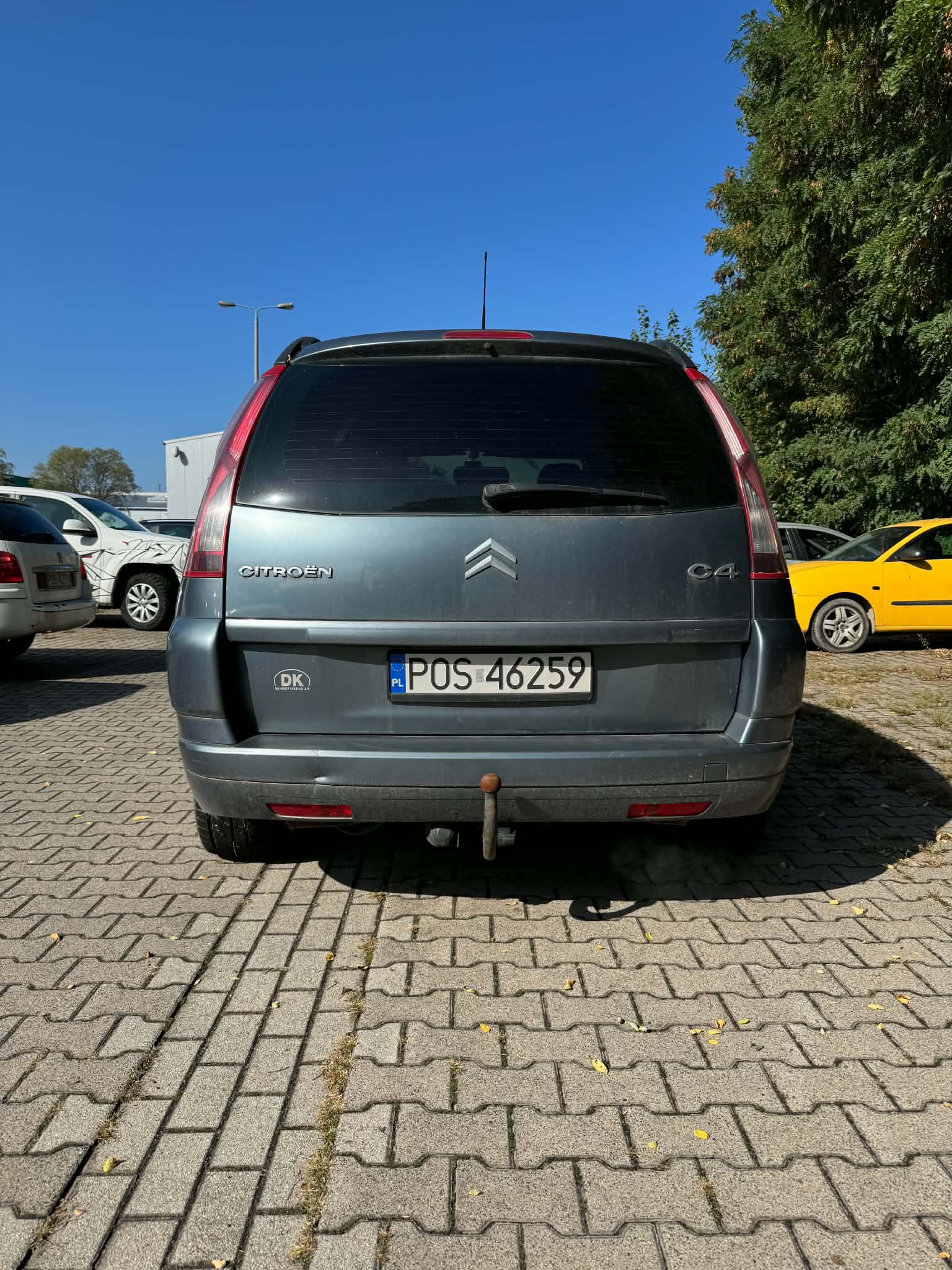 Tył pojazdu widoczny uszkodzony zderzak (wgniecenie). Widoczny hak holowniczy.