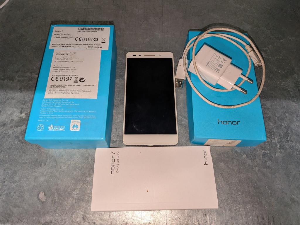 Zestaw: smartfon Huawei Honor 7, pudełko, ładowarka sieciowa z kablem USB