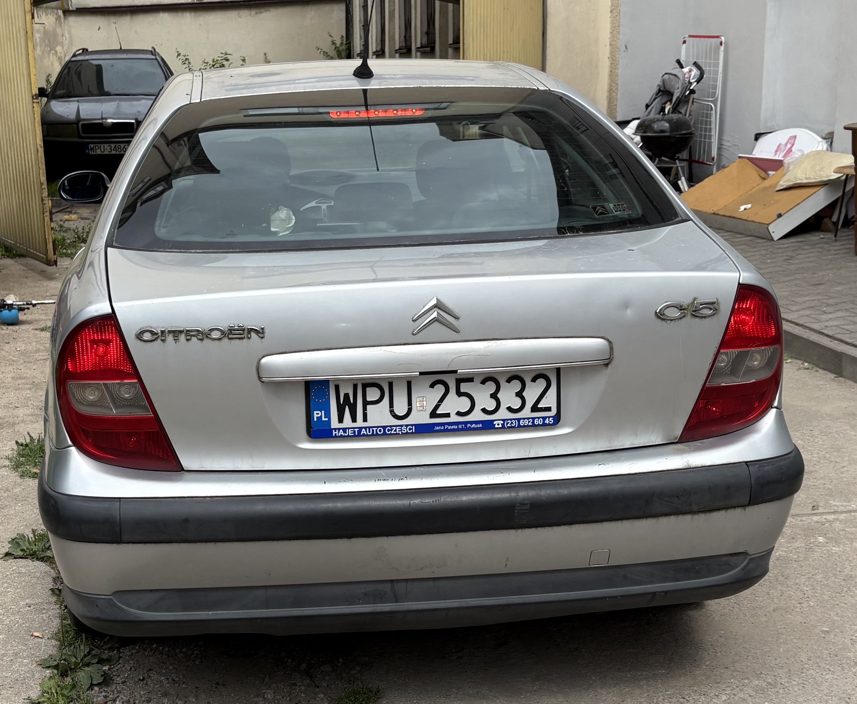 Zdjęcie pojazdu Citroen C5 z tyłu.