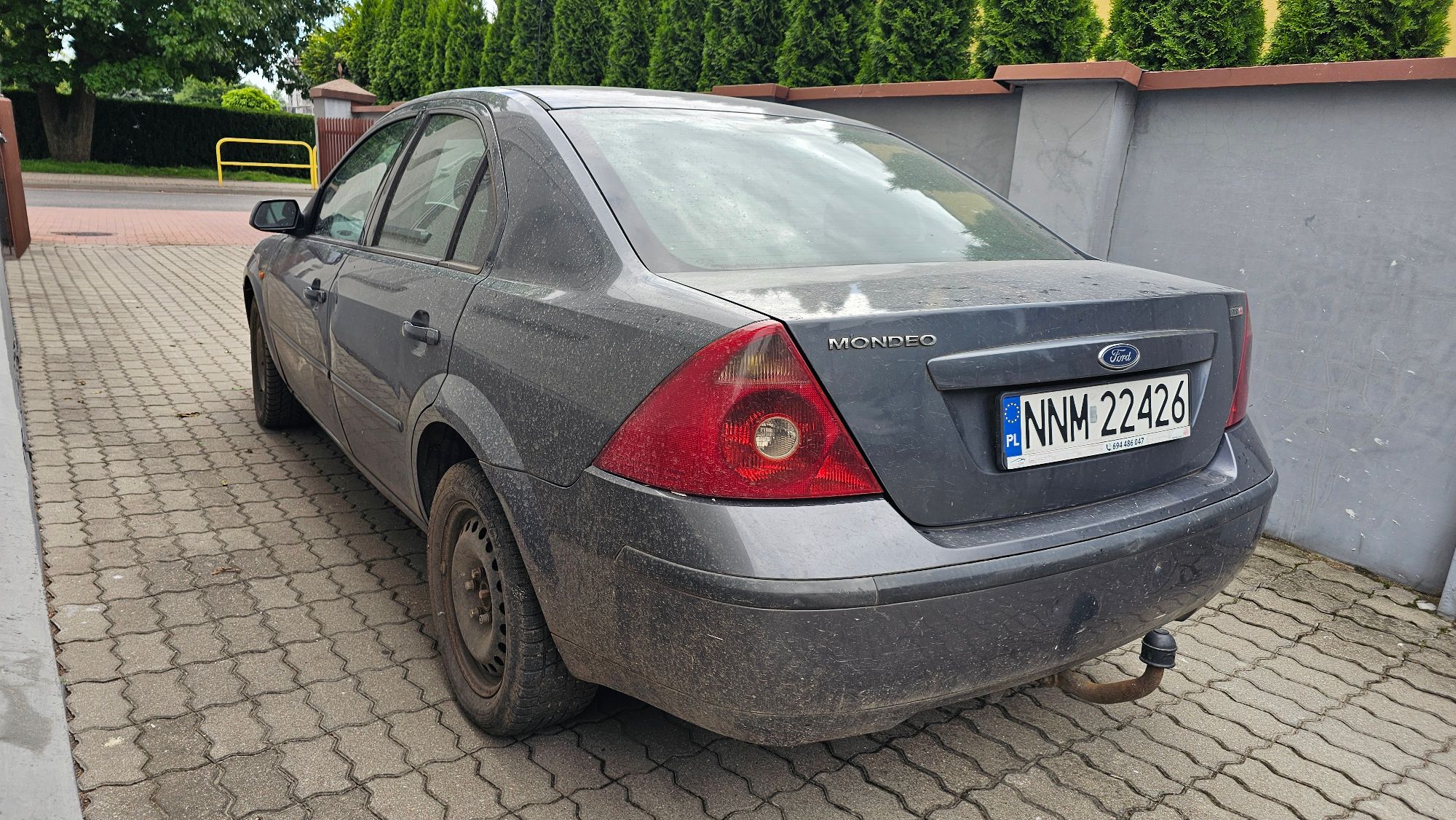 Ford Mondeo. widok tył lewa strona po ukosie. Kolor grafitowy