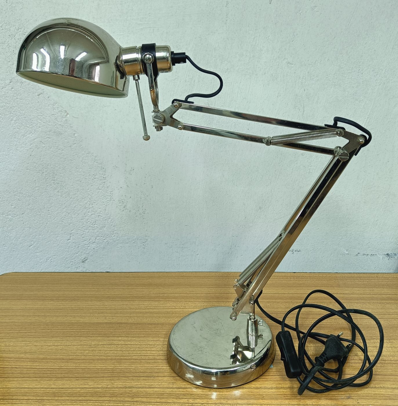 widok lampy z boku, widoczne rysy na podstawie.