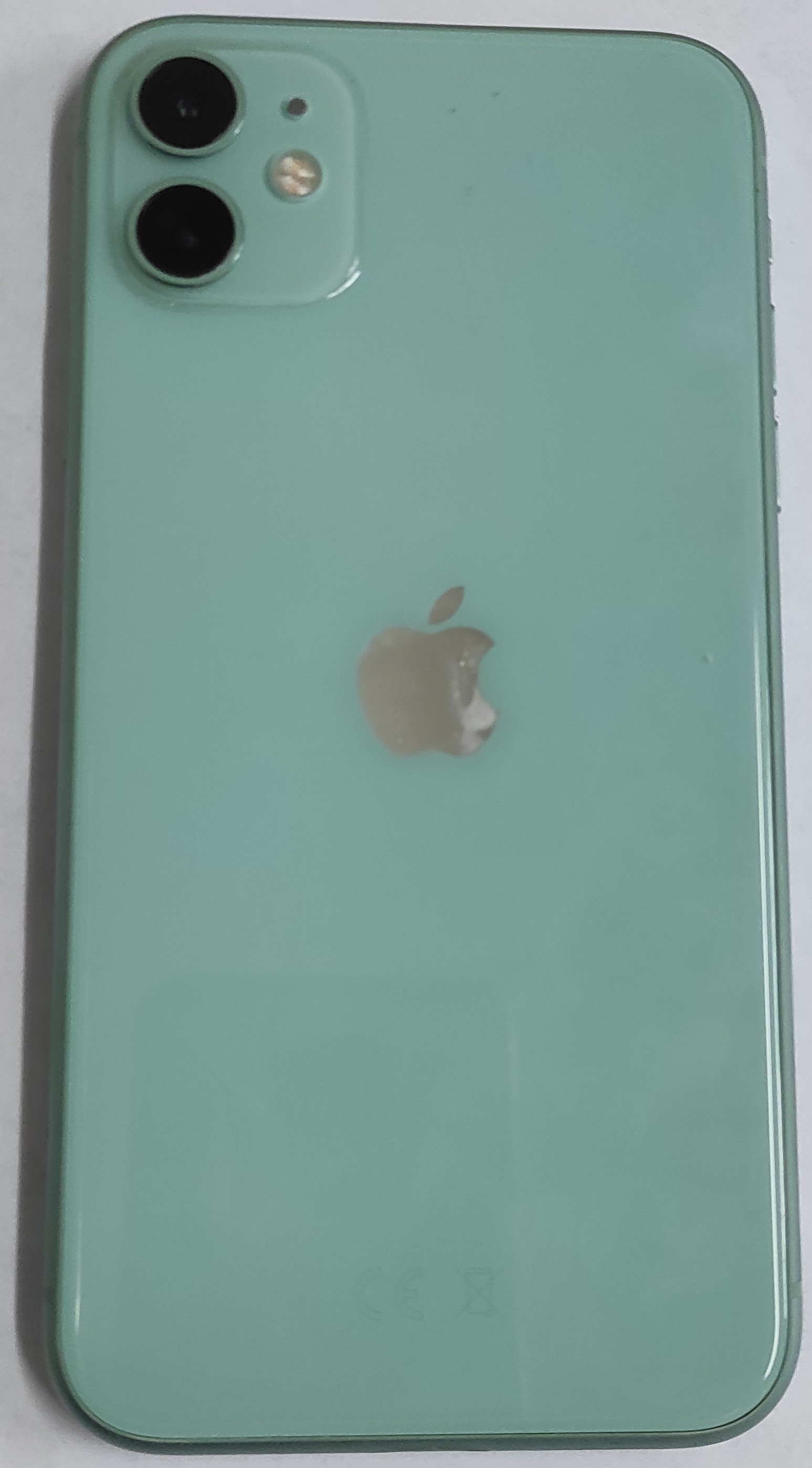 tylna obudowa koloru zielonego z widocznym logo firmy Apple w kształcie jabłka