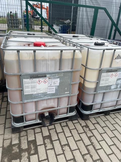Zbliżenie na zbiorniki typu Mauzer wypełnione wyrobami ropopochodnymi.