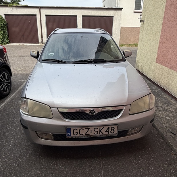 Mazda 323F - przód