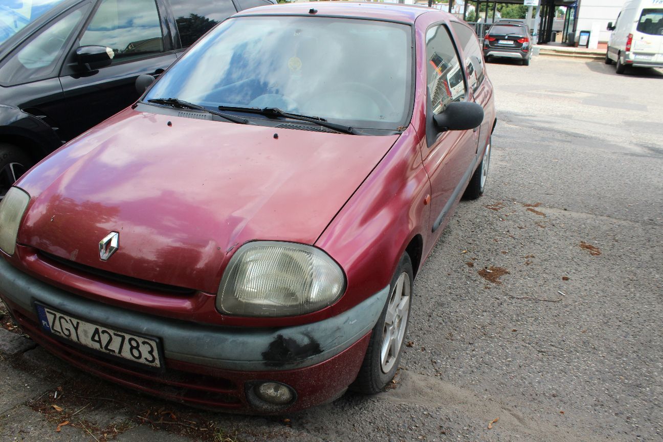 widoczne ślady wgnieceń i rdzy na przedniej masce pojazdu