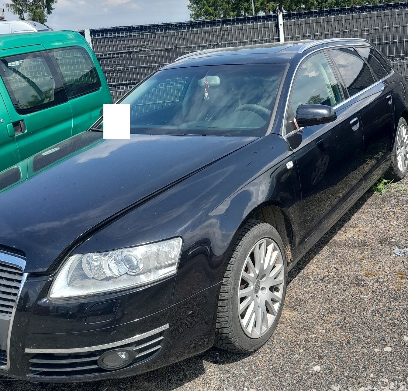 Czarne Audi A6, ujęcie z lewej strony pojazdu