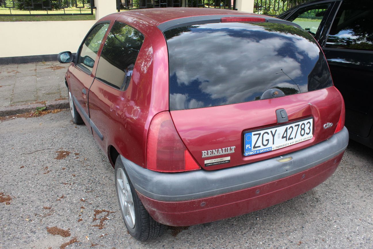 widoczne zarysowania i wgniecenia na tylnej karoserii prawdopodobnie od kamieni lub gradobicia