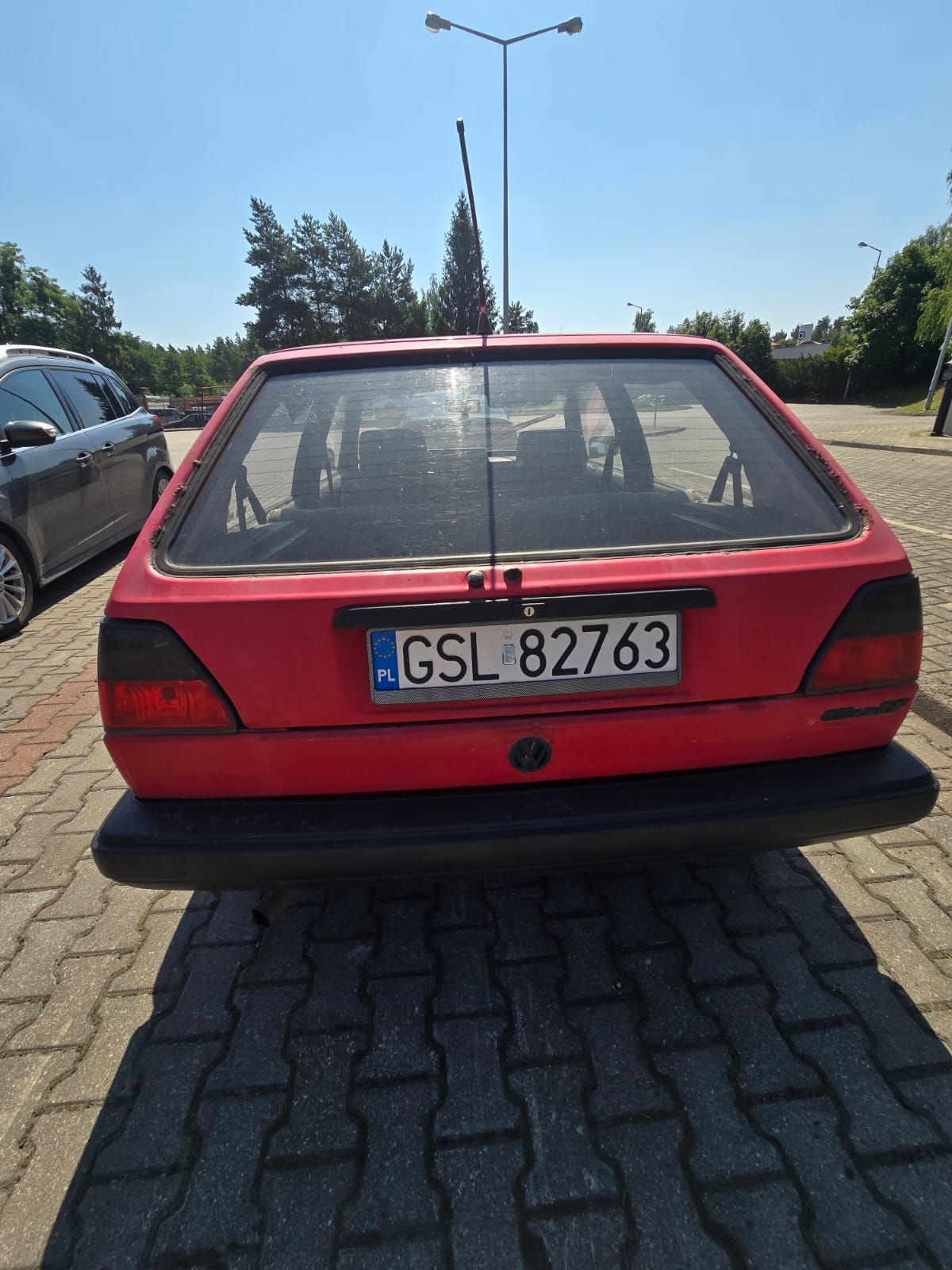 Zdjęcie tyłu samochodu, ślady korozji wzdłuż szyby