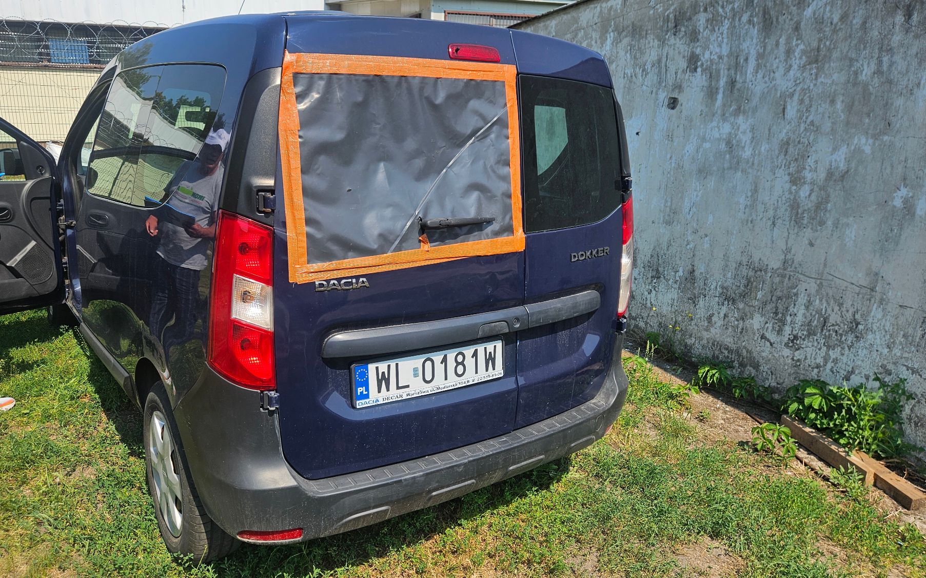 Zdjęcie przedstawia Dacia Dokker z widoczną uszkodzoną szybą