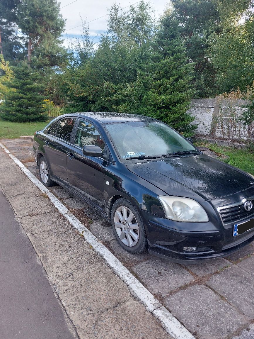 Samochód osobowy Toyota Avensis, koloru czarnego, prawy bok