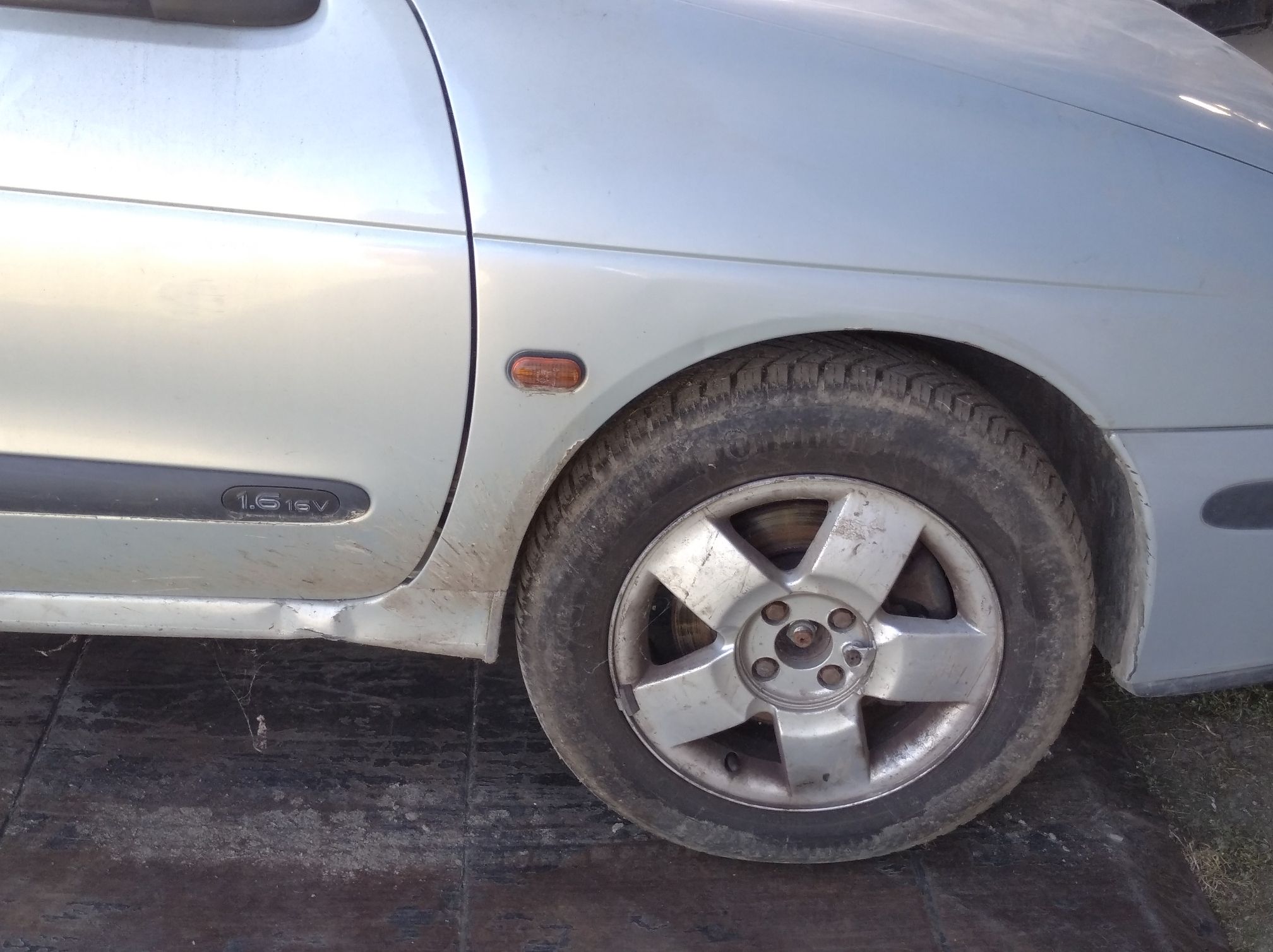 Renault Megane bok prawy pojazdu
