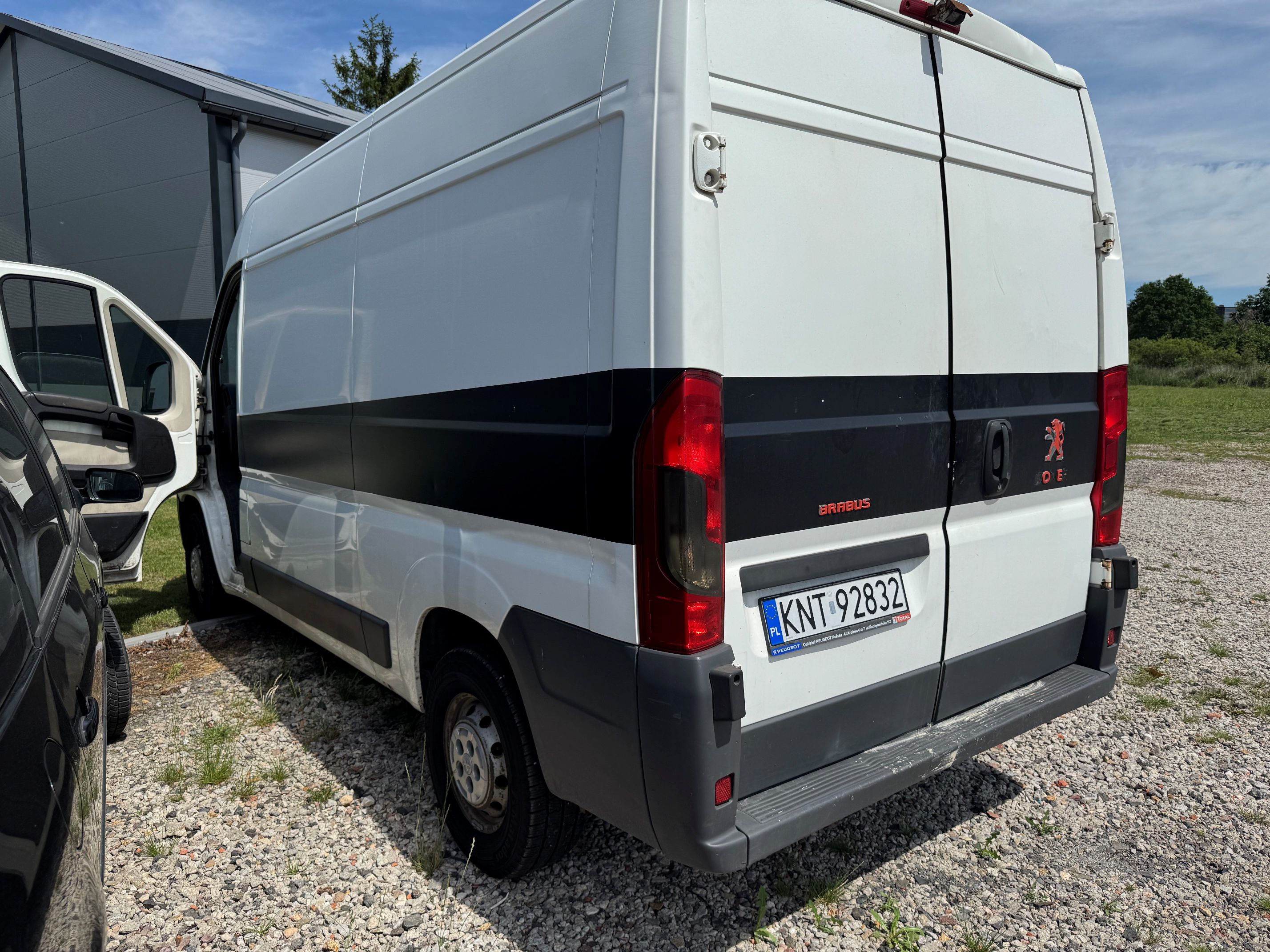 Zdjęcie przedstawia tył oraz lewy bok pojazdu Peugeot Boxer.