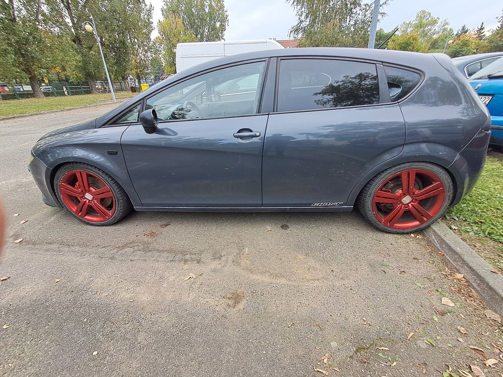 Zdjęcie przedstawia lewą stronę samochodu seat leon