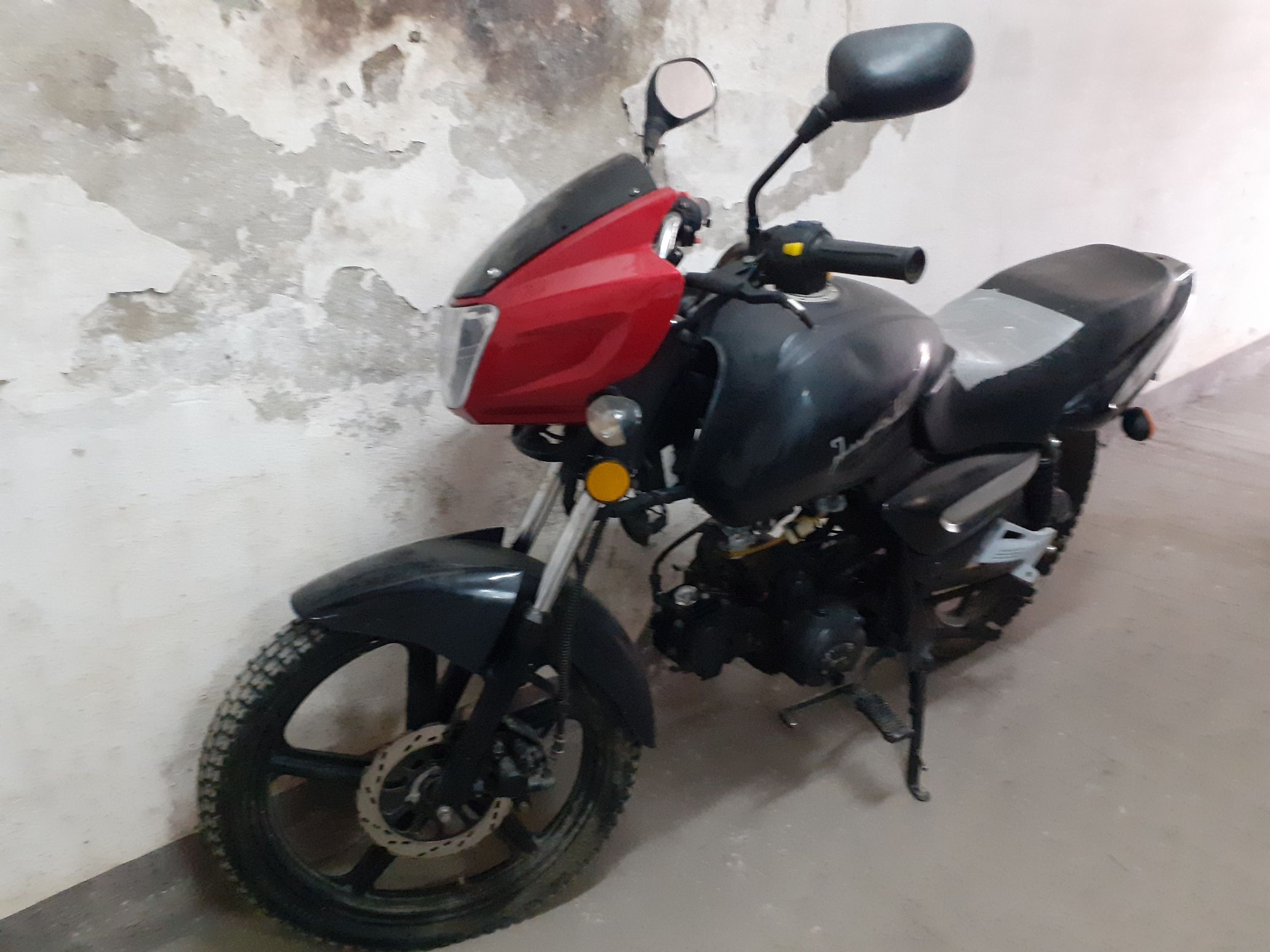 Ujęcie motoroweru Junak z przodu