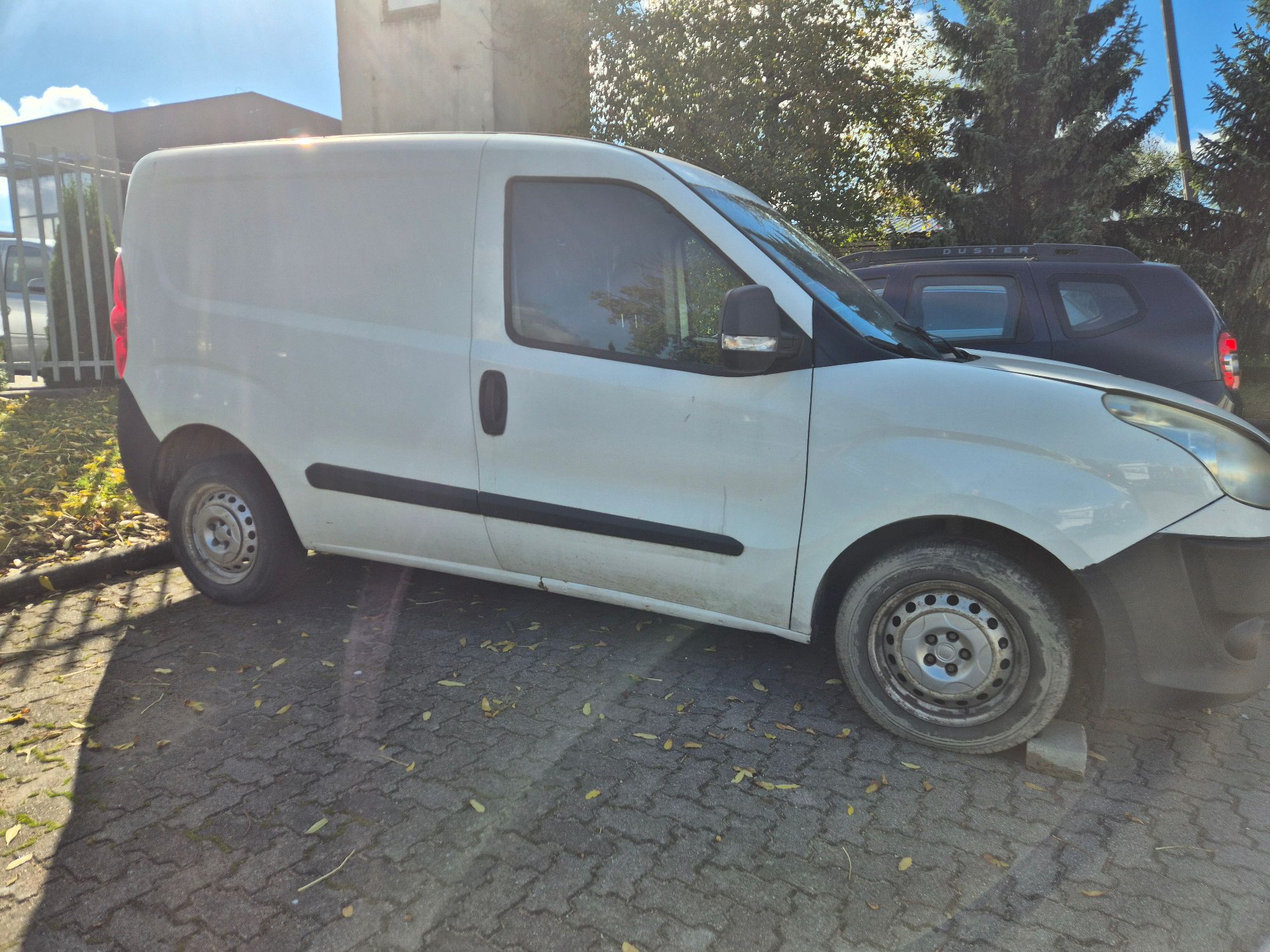 Prawy bok pojazdu koloru białego.