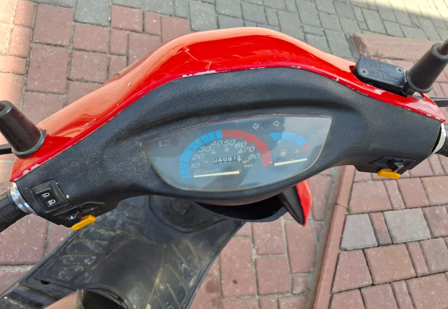 Prędkościomierz ze skalą w km/h oraz w milach. Pod osią wskazówki znajduje się licznik przebiegu wskazujący wartość 04681
