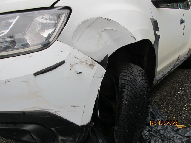 Uszkodzony bok pojazdu Dacia Duster.