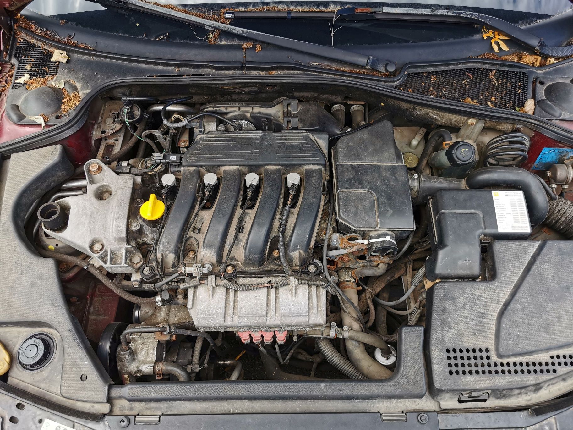 Samochód osobowy marki Renault Laguna kombi rocznik 2004 , kolor bordowy, widok silnika 