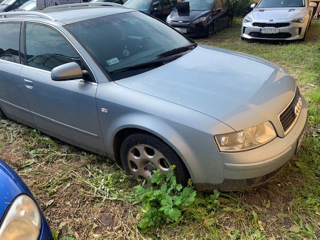 Audi A4 generacji B6. Samochód posiada oryginalne 5-ramienne felgi aluminiowe typu softline oraz fabryczne relingi dachowe