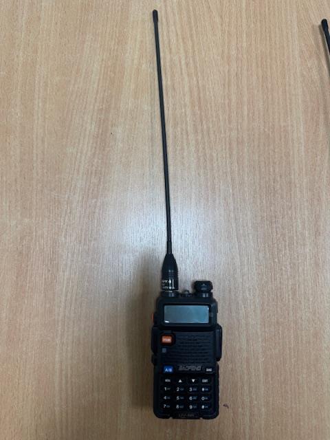 Radiotelefon z anteną koloru czarnego.