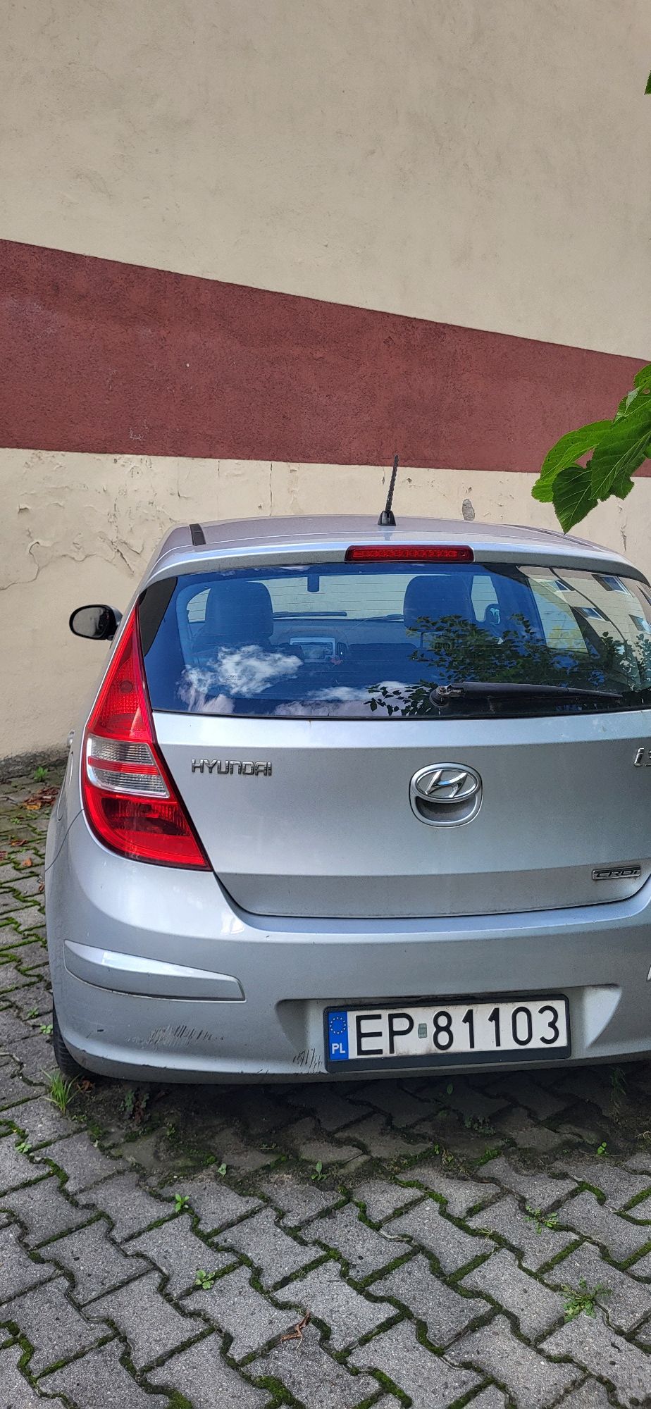 Pojazd koloru srebrnego. Widok na tył pojazdu.