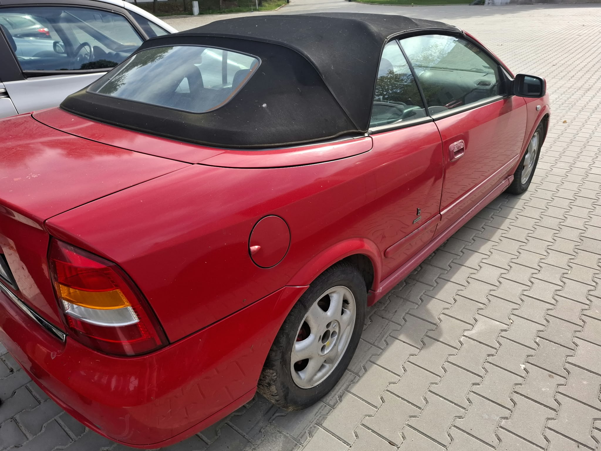 Widok tylnej części oraz prawego boku samochodu Opel Astra Cabrio.