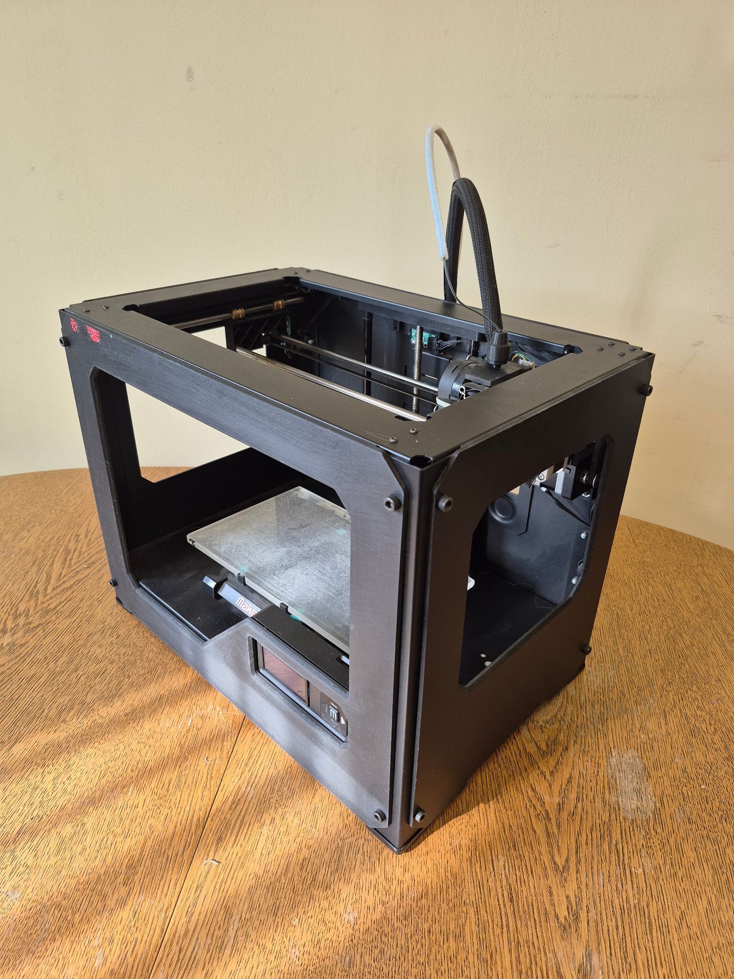 widok na drukarkę 3d z boku góra i przód