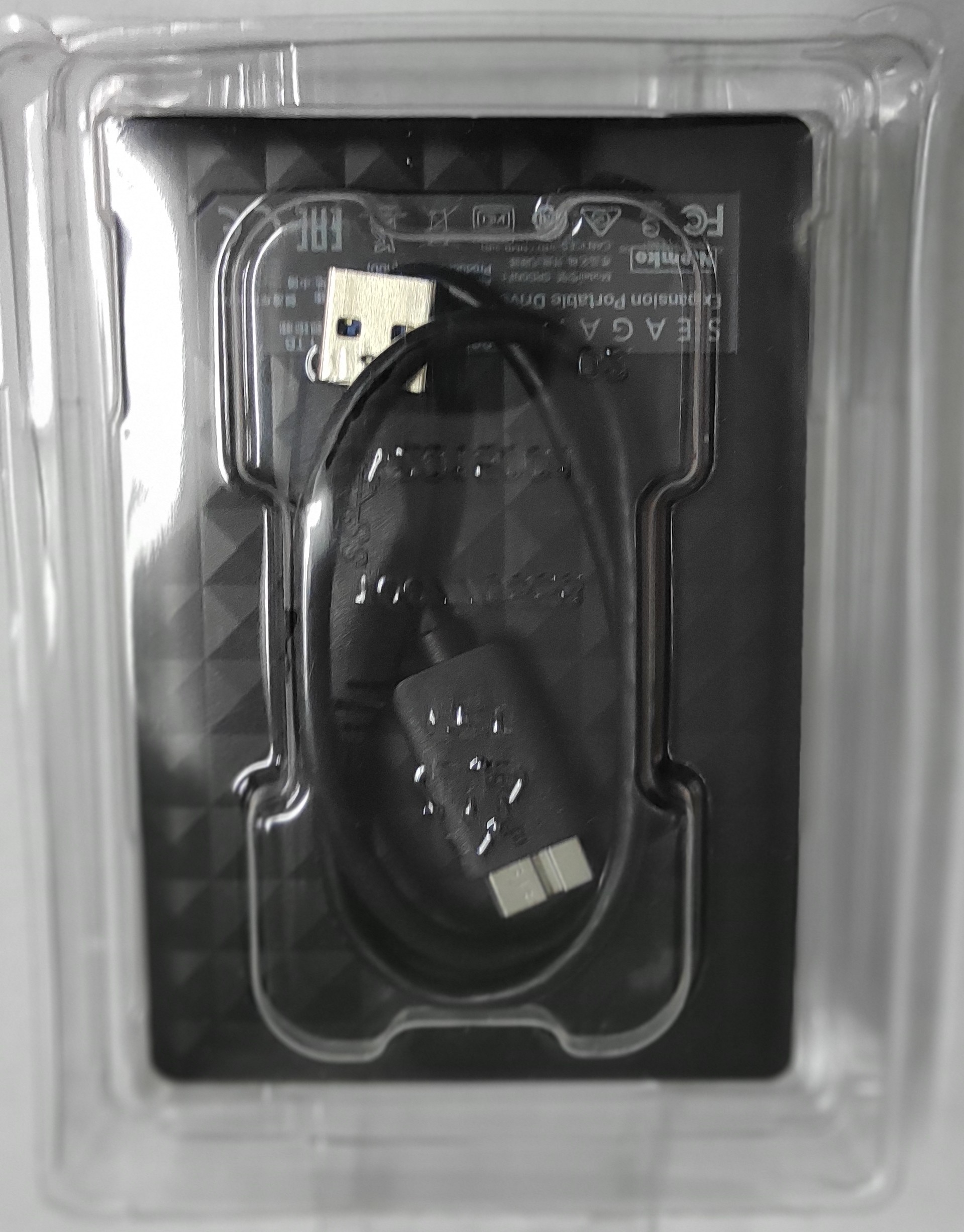 Dysk twardy marki Seagate w opakowaniu plastikowym z kablem
