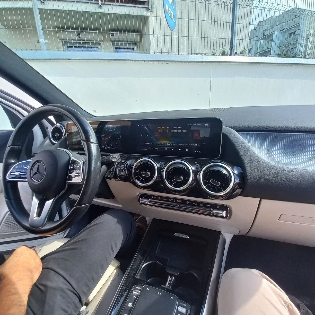 Kokpit Mercedesa-Benz GLA od strony kierowcy.